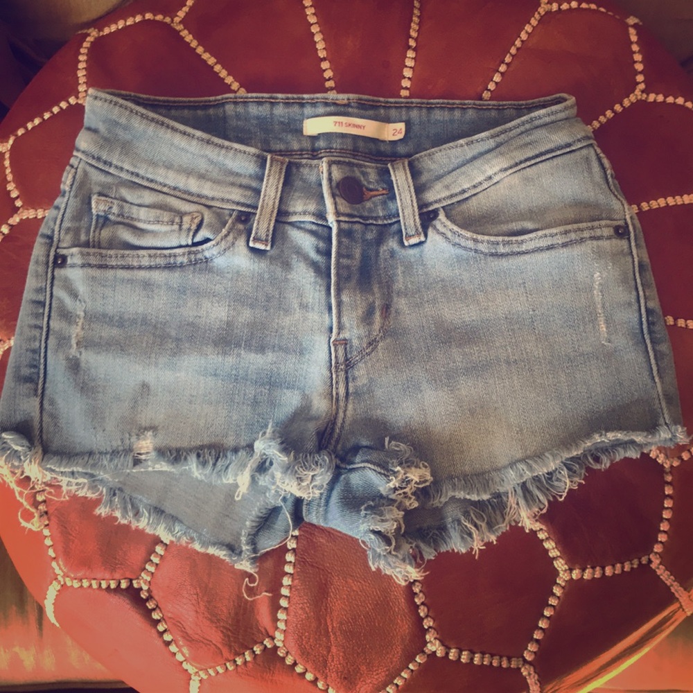 Levi’s low wasted denim cut off shorts